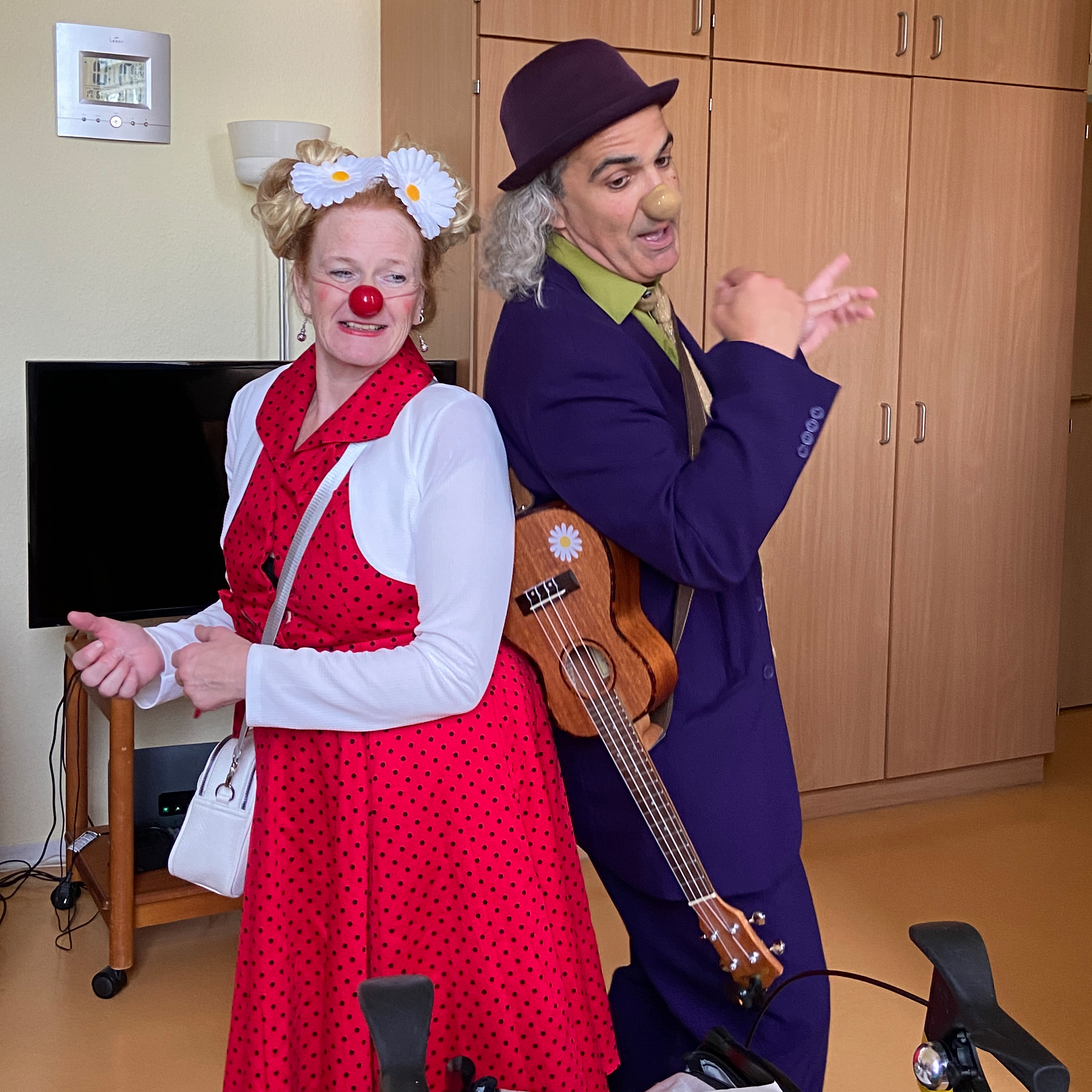 Die Klinikclowns Nino Anders und Carlotta McKaber als "abgespeckte" Version von ABBA. Foto: Kerstin Kempermann